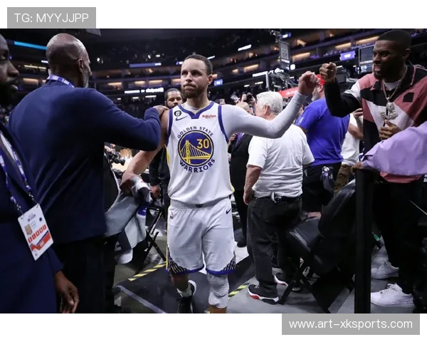 库里示意拉开空间，金州勇士最后执行